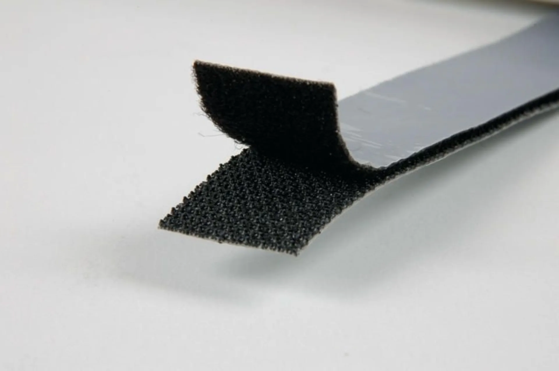 Selbstklebendes Klettband in Schwarz, 20mm breit und 5m lang - hitzebeständig bis 110°C