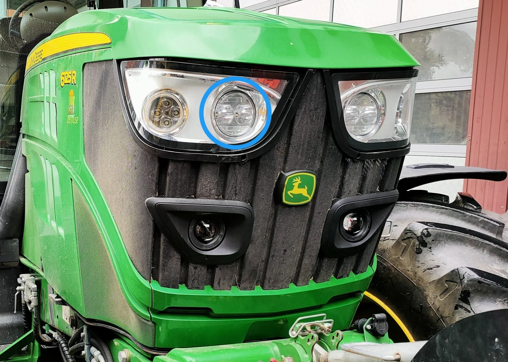 Phares LED à feux de route, montage sur prise 12 V John Deere « Plug & Play », compatibles avec les séries R / M de John Deere Phares LED à feux de route, montage sur prise 12 V John Deere « Plug & Play », compatibles avec les séries R / M de John Deere