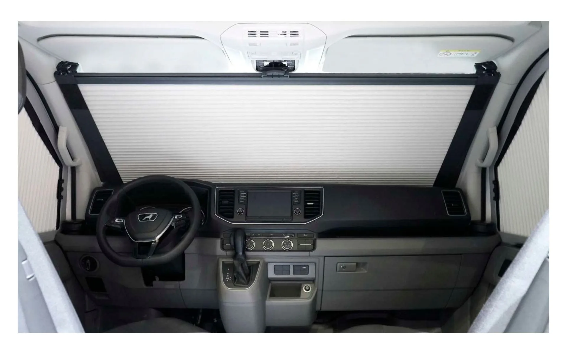 REMIfront V MAN TGE Frontverdunklung VW Crafter ab 2019 / vertikal / Fahrzeug ohne Ablagefach oben / Rahmen grau / Plissee hellgrau