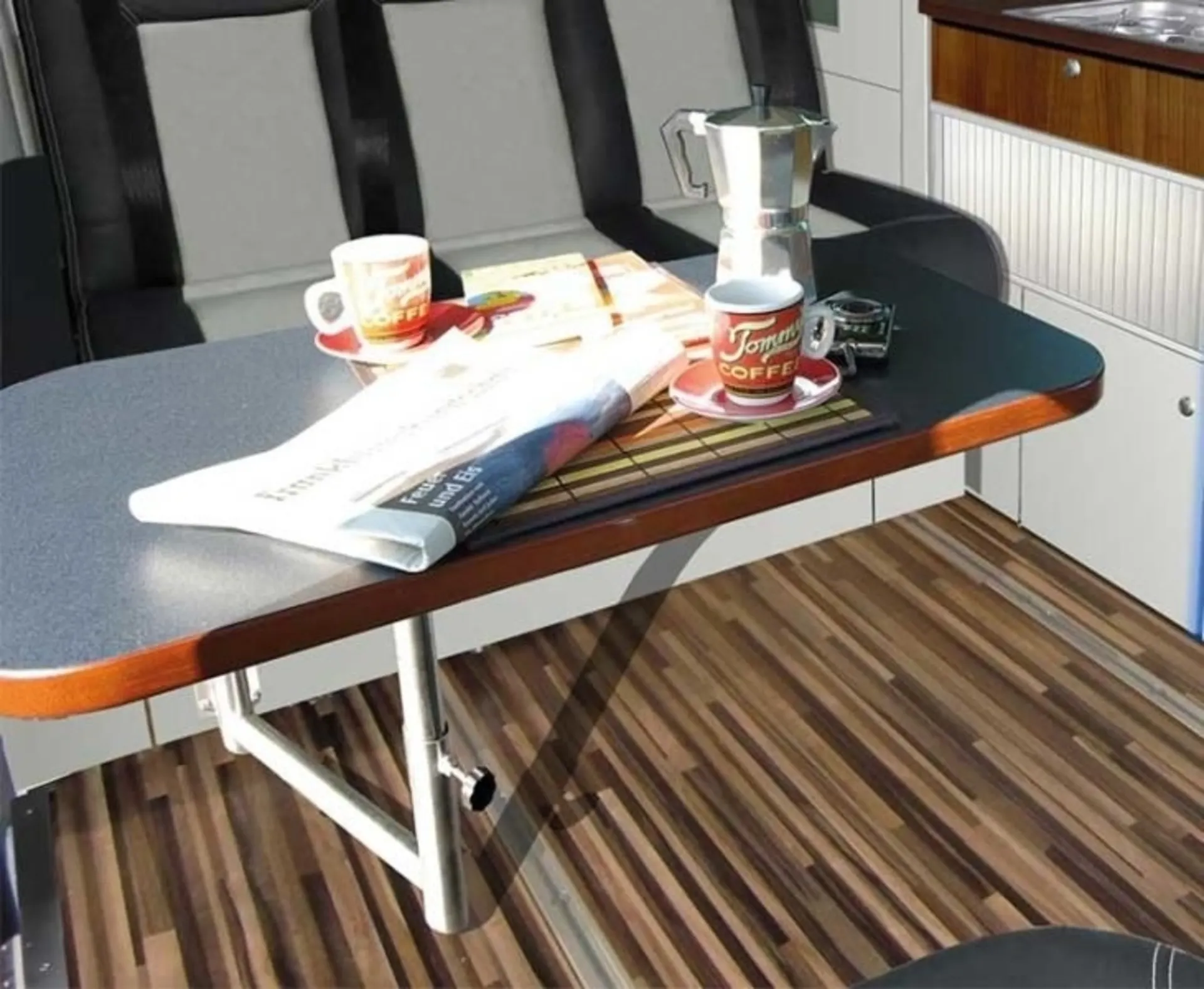Tischanlage für den Ausbau des Ford Transit Custom KR mit Schwenktischgestell