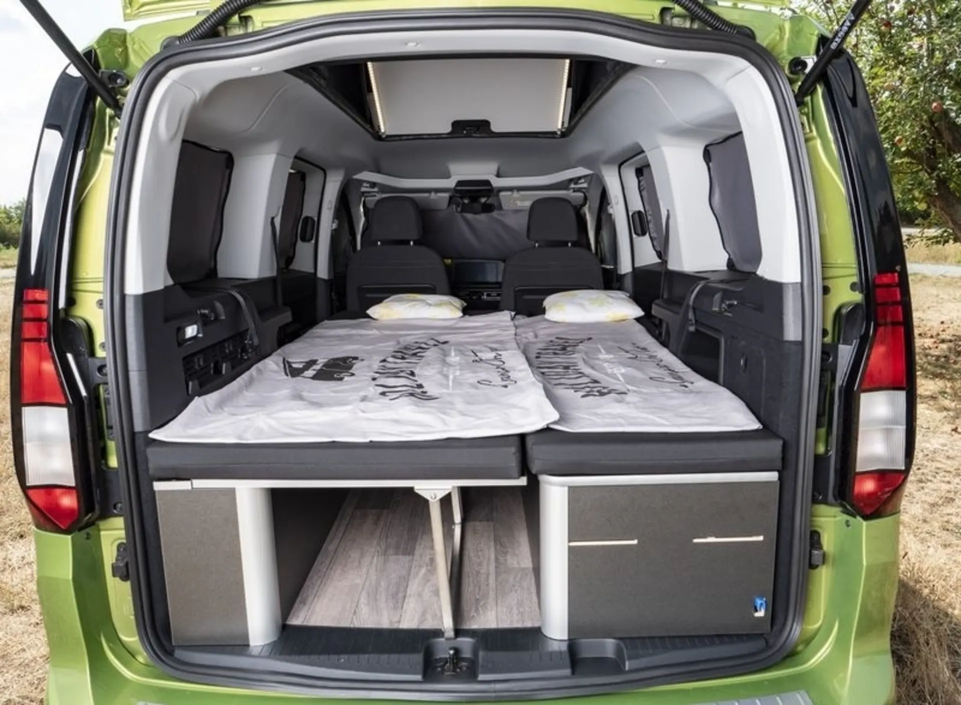 Weekender 2 - Bett mit Klappsitzbank und Möbeldekor Pearl für VW Caddy LR (ab 5/20) / Ford Connect LR (ab 2023)