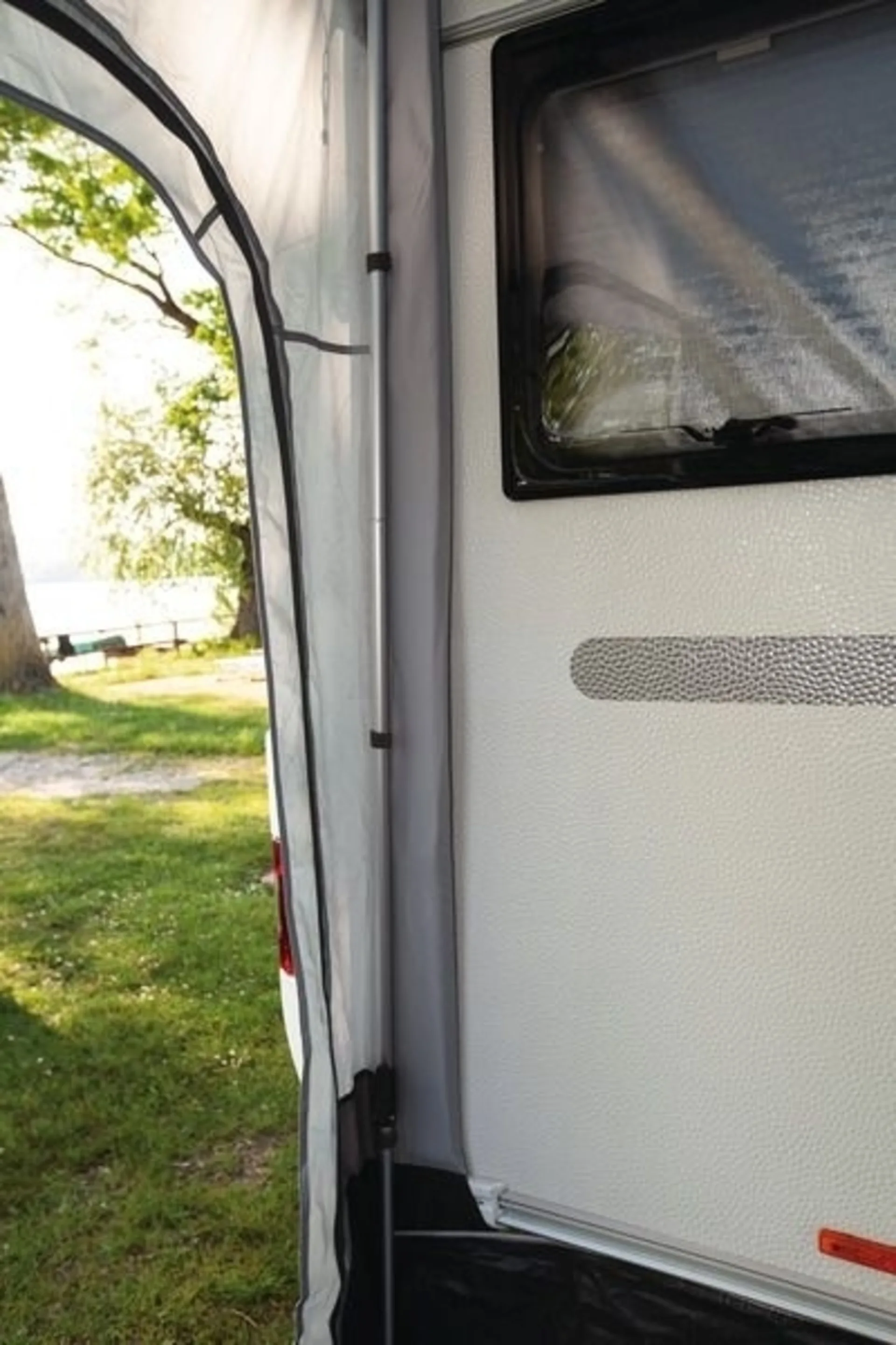 Wohnwagen-Luftvorzelt Marina Air 3.9 mit Luftkammer-System