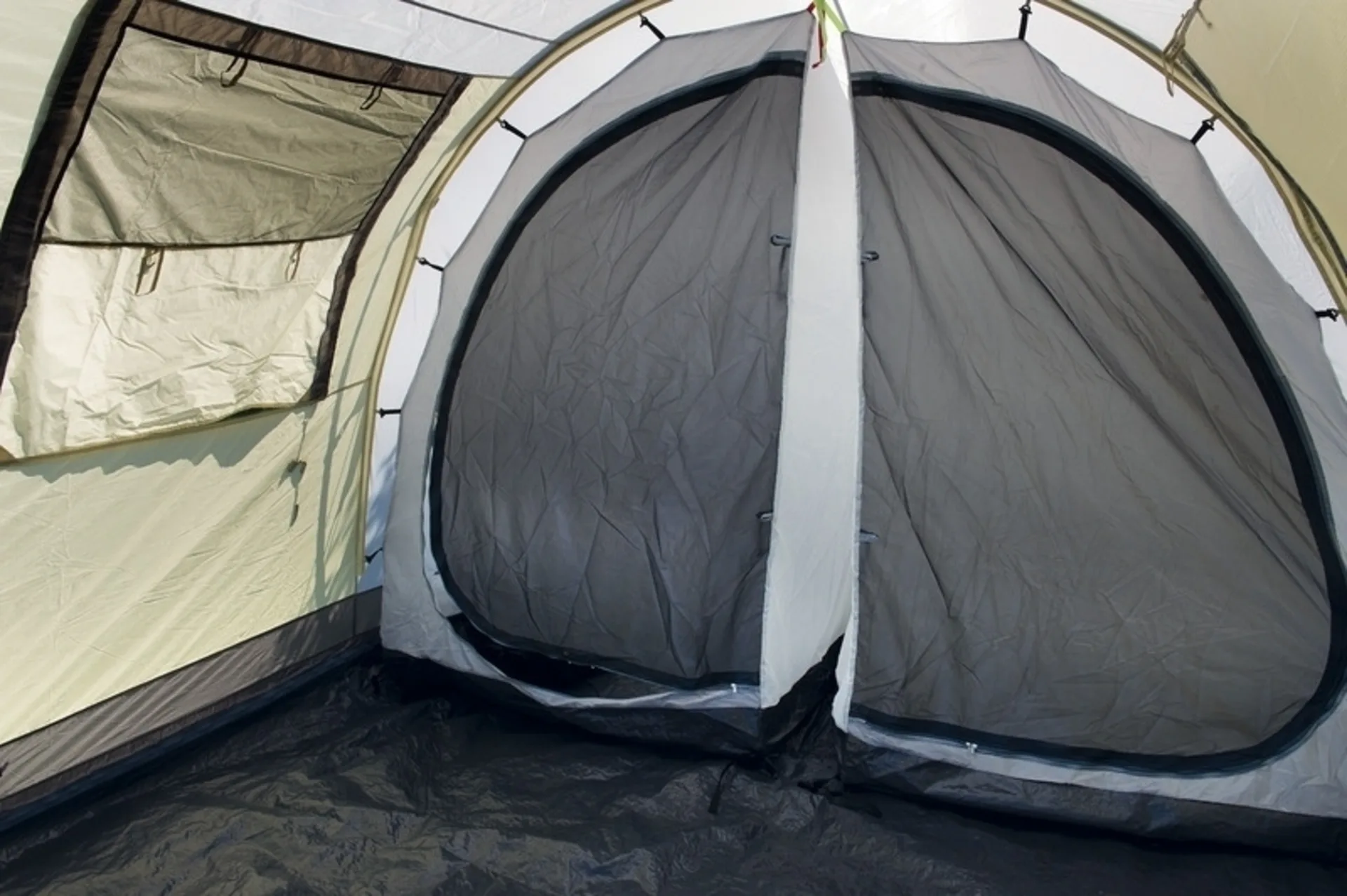 Tente de camping Dakota Z5 Deluxe - Tente familiale 4 personnes avec 2 cabines de couchage et tapis de sol Tente de camping Dakota Z5 Deluxe - Tente familiale 4 personnes avec 2 cabines de couchage et tapis de sol