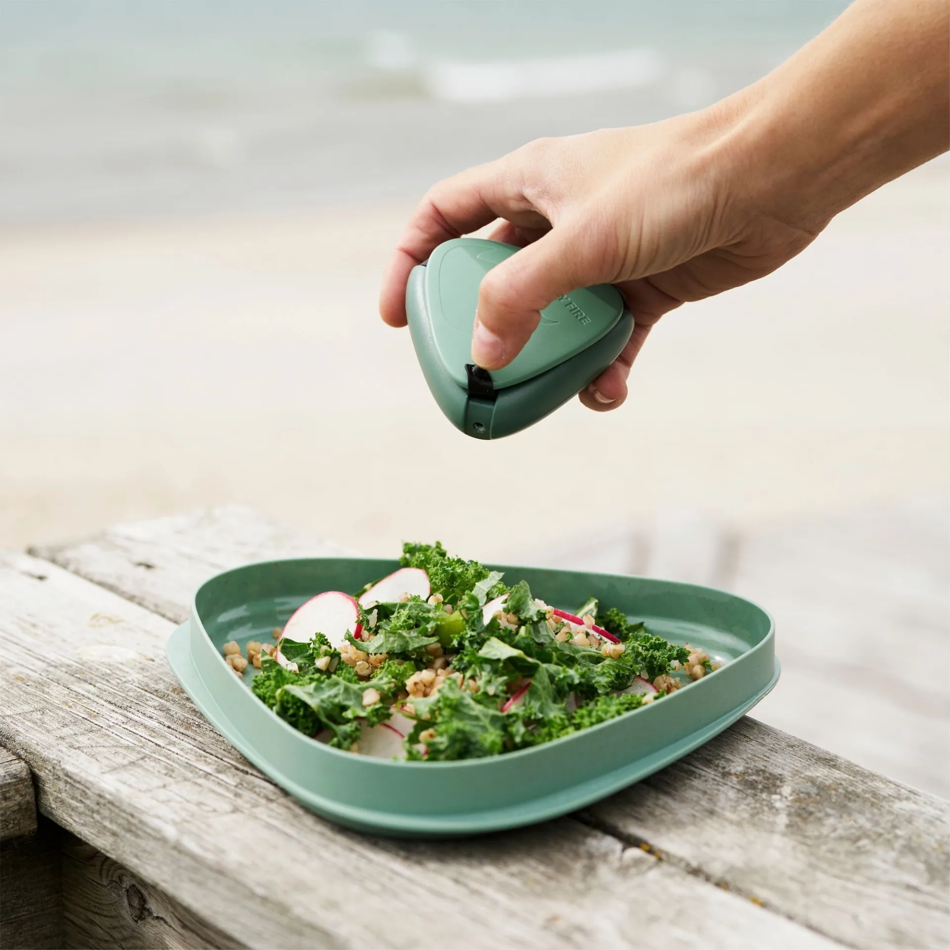 LightMyFire Salt & Pepper Plus saupoudreuse à épices en bioplastique Hazyblue
