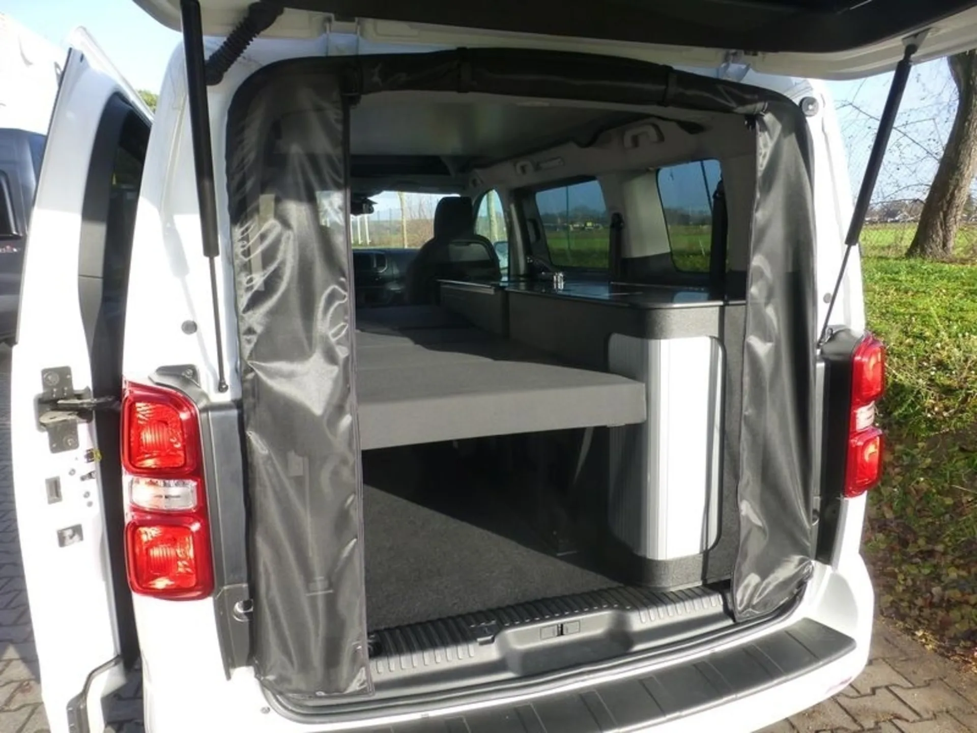 Moskitonetz für Heckklappe - passend für Citroen Spacetourer, Peugeot Traveller, Toyota Proace Verso und Opel Zafira Life/Vivaro C