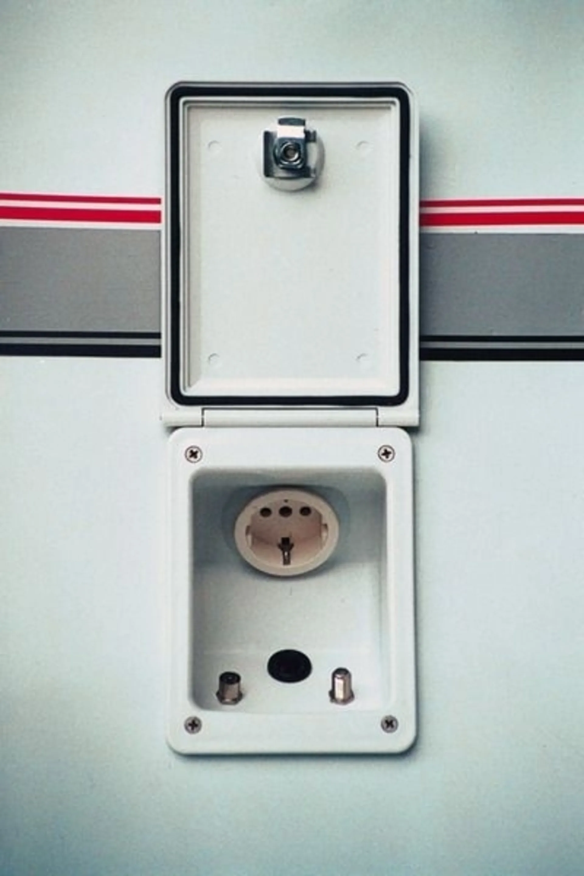 Aussensteckdose mit 230V/12V und TV/Sat-Anschluss
