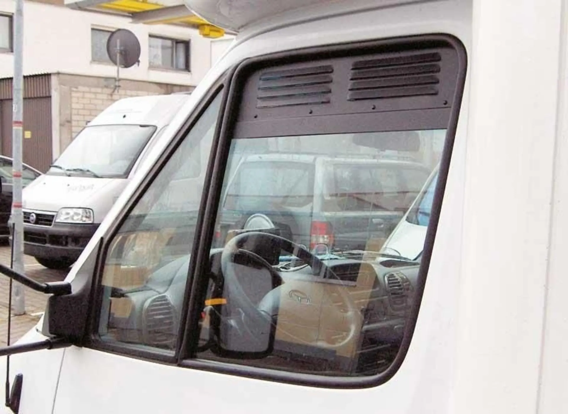 Fenstergitter für Mercedes Sprinter bis Bj, 2006 und VW Crafter - Lüftungsgitter