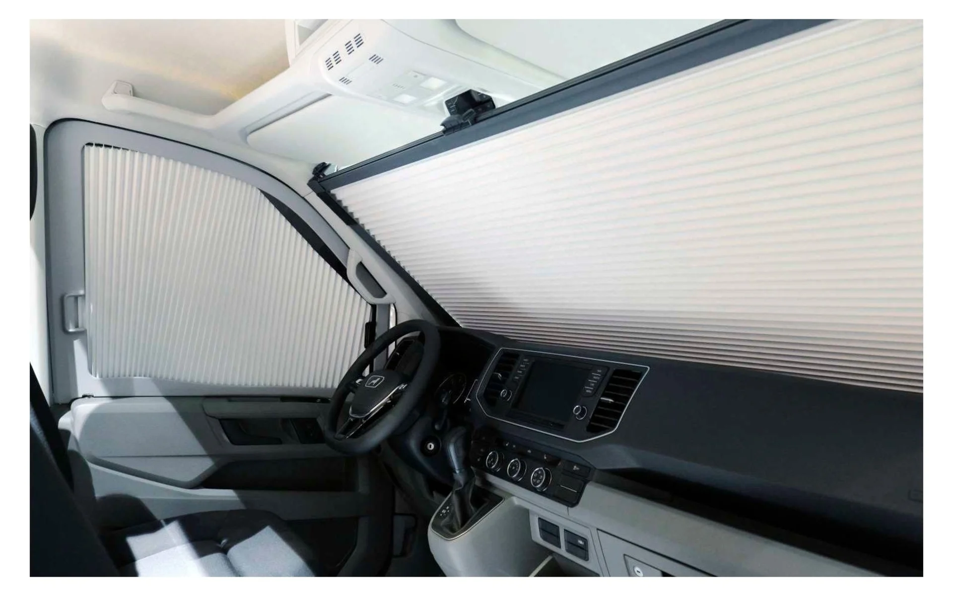 REMIfront V MAN TGE Frontverdunklung VW Crafter ab 2019 / Linkeseite / Rahmen grau / Plissee hellgrau
