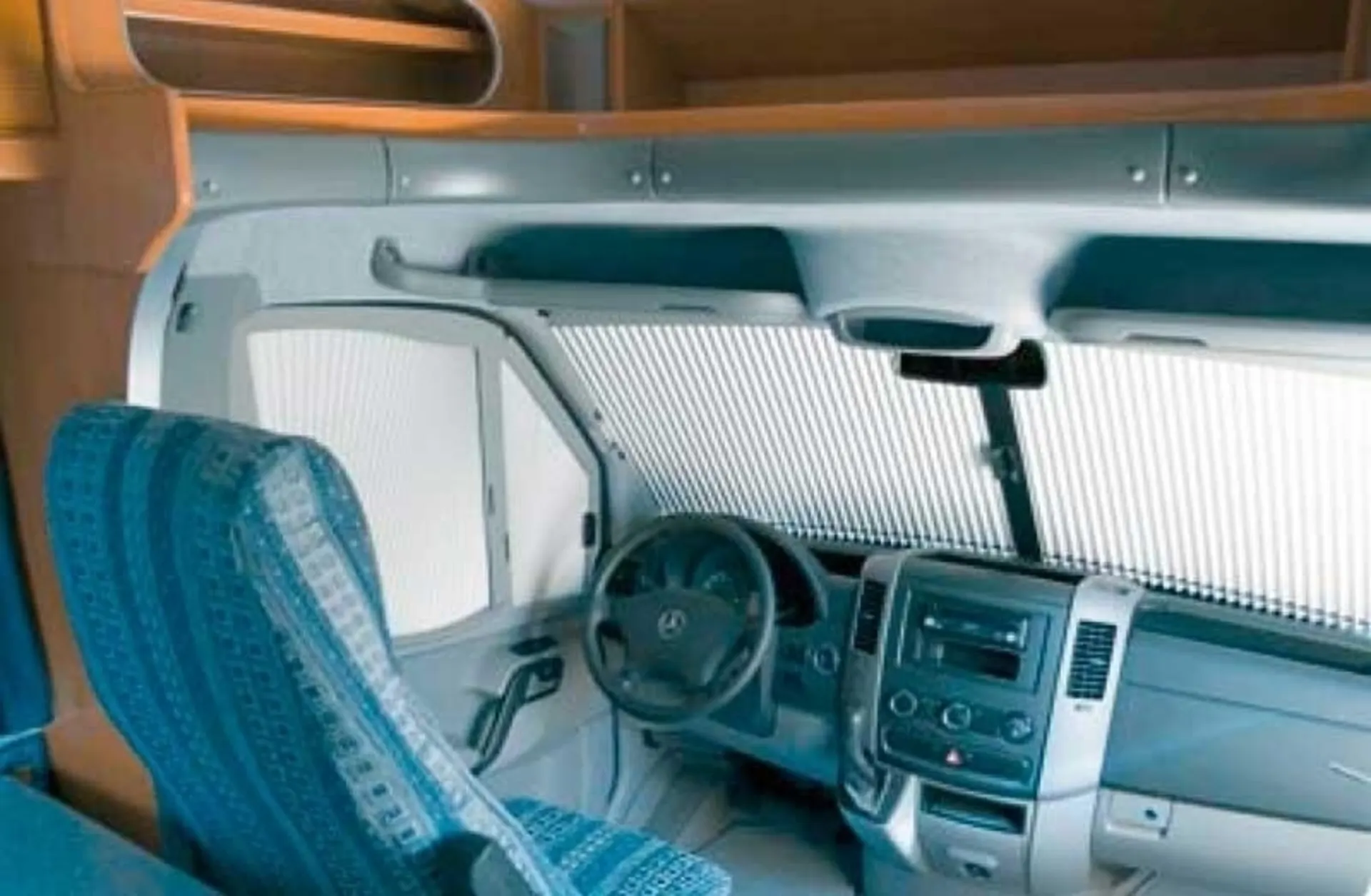 Remis Fahrerhausverdunkelung REMIfront III Frontscheibe (Linkslenker / Spiegelfuß gerade) für Mercedes-Benz Sprinter 2006 - 2018