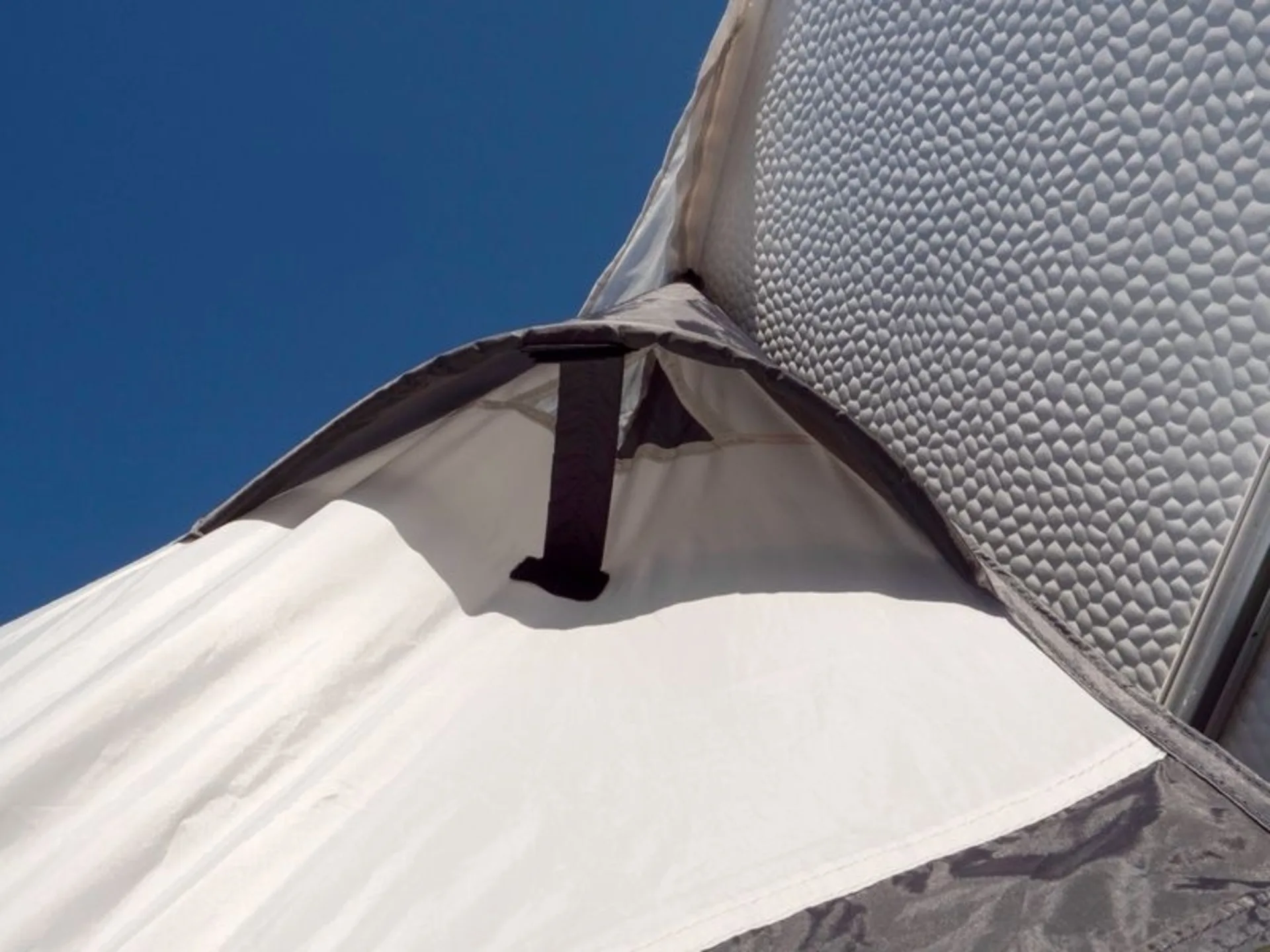 Aufblasbares Caravanvorzelt OneBeamAir mit nur einem Luftschlauch