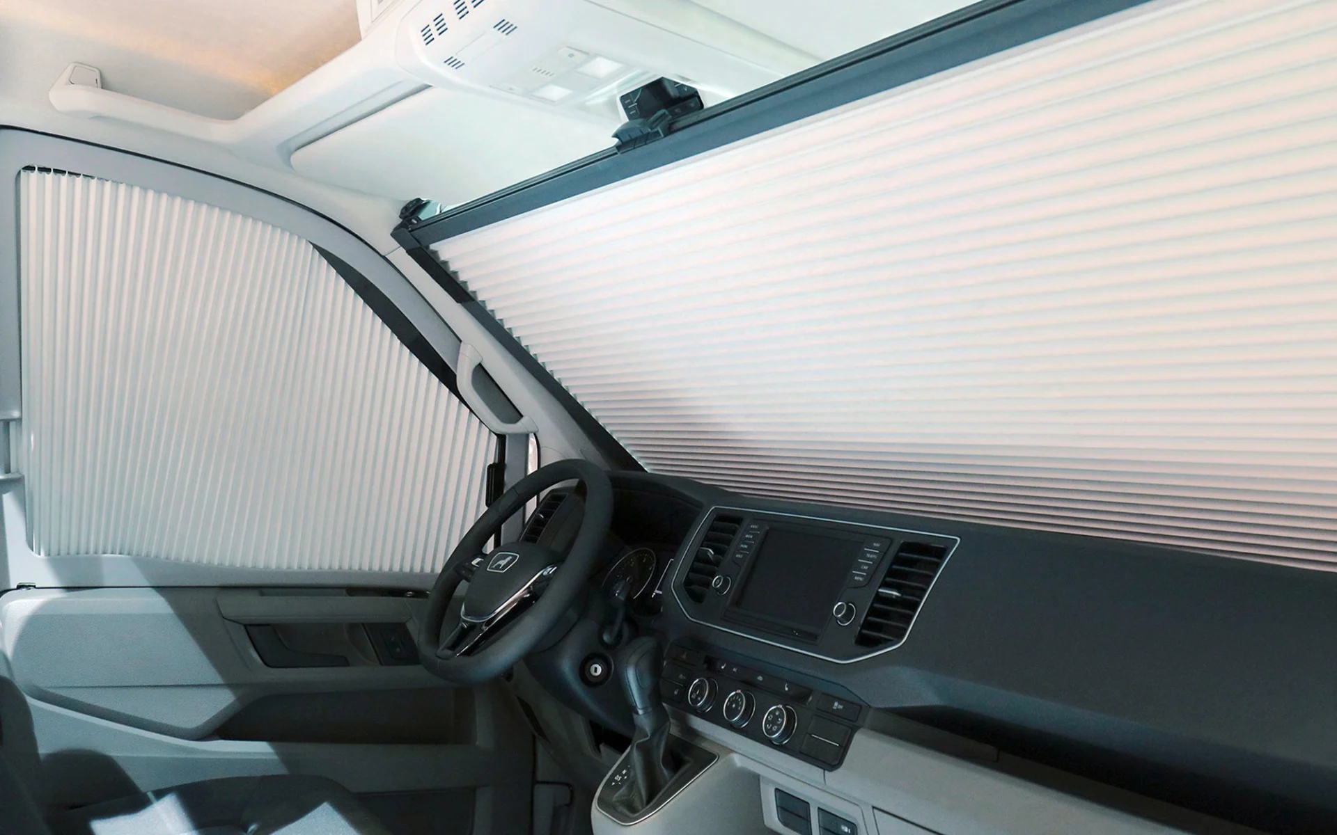 Remis Fahrerhausverdunkelung REMIfront vertikales System für den MAN TGE / VW Crafter ohne Ablagefach oben ab 2017