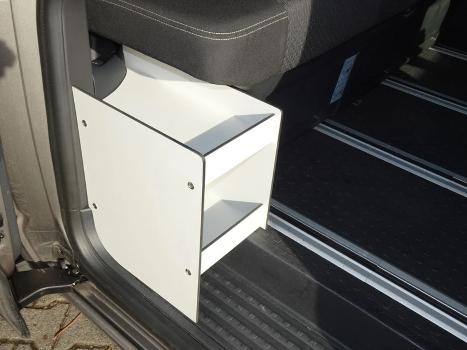 Schiebetürregal für VW T5/T6 Kombi mit Reimo-V 3000 Bank und Kunststoffverkleidung hinten rechts