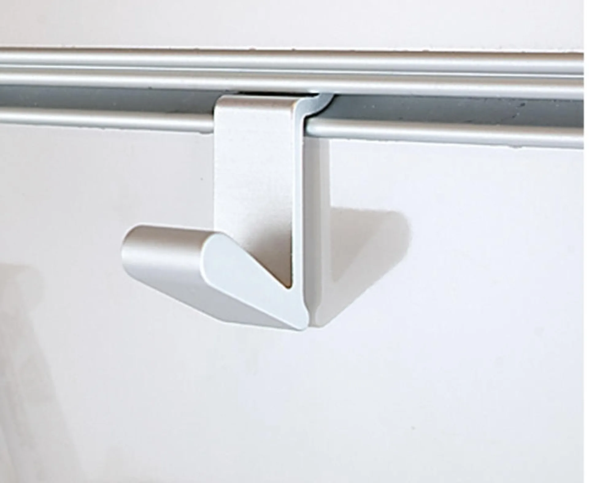 Crochet en aluminium argenté pour barre profilée (53425) des extensions Reimo