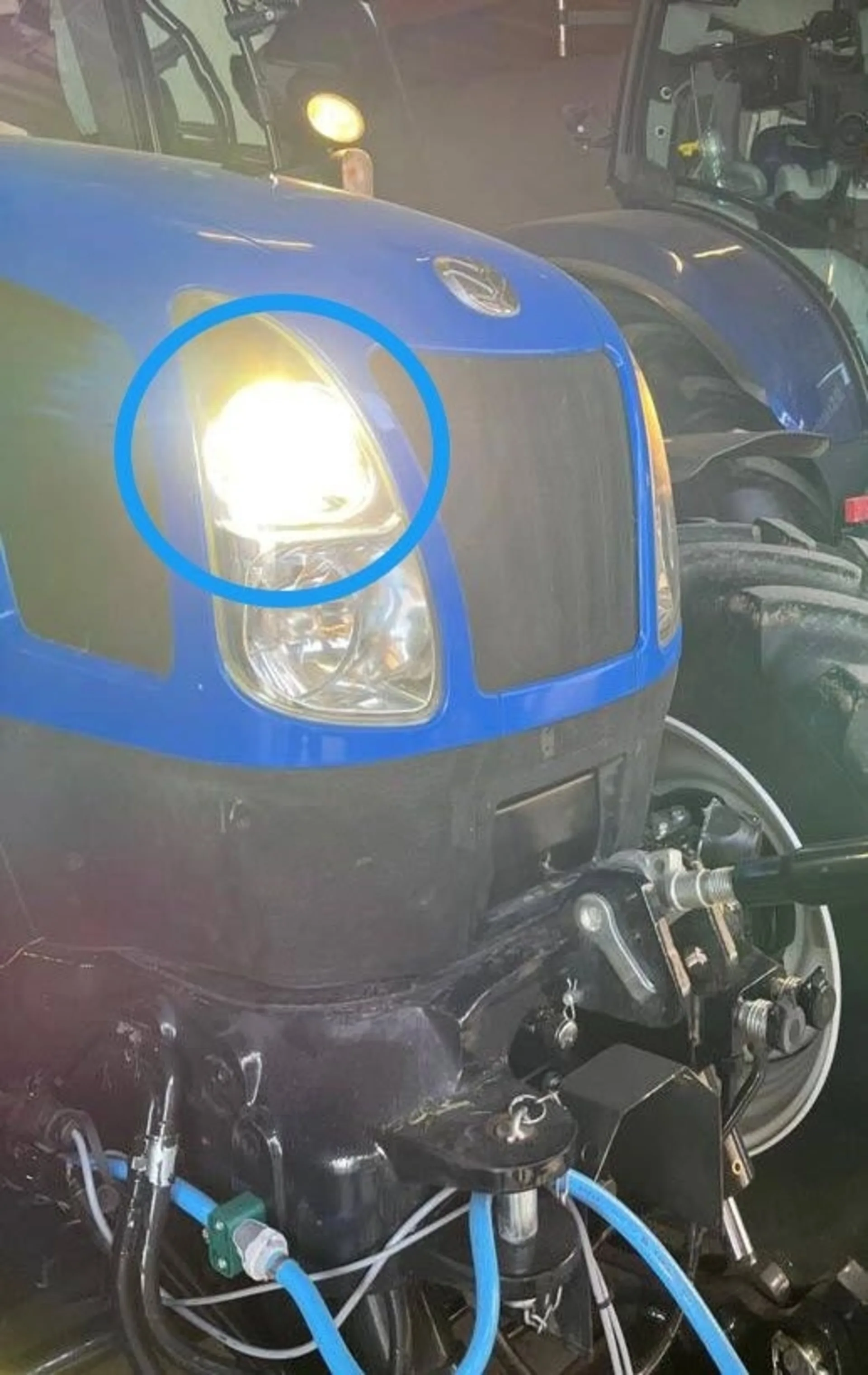 LED Arbeitsscheinwerfer Einbau New Holland 12 V ø 113 mm, Plug & Play für Haubeneinbau New Holland T-Serie