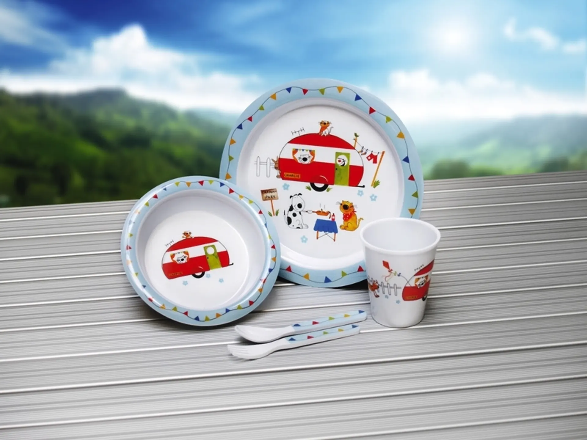 Set de vaisselle pour enfants en mélamine Camp4 avec motif de caravane