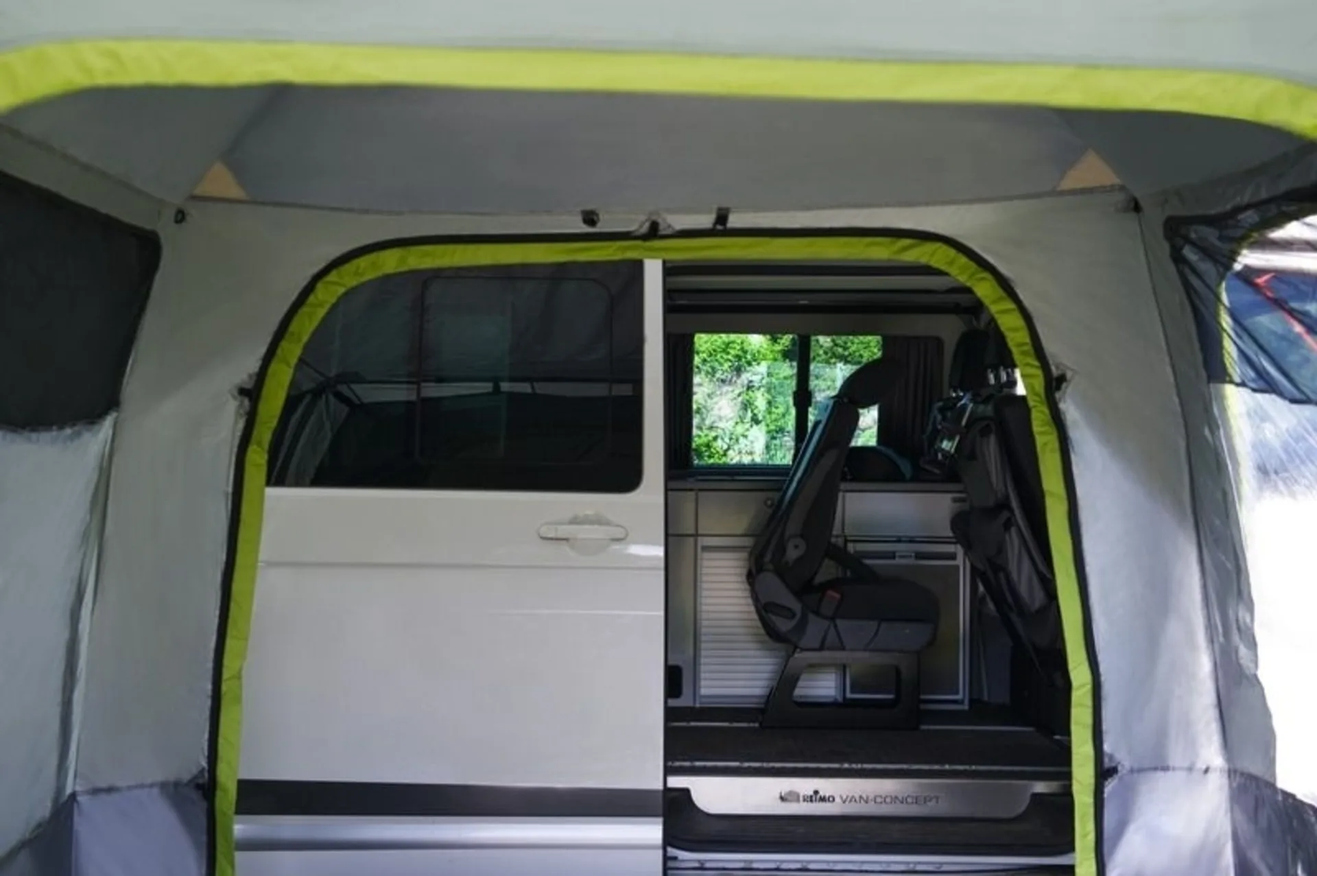 Reimo Premium Quick Busvorzelt - Freistehendes Schnellaufbauzelt für VW T3, T4, T5, T6 und andere Kastenwagen