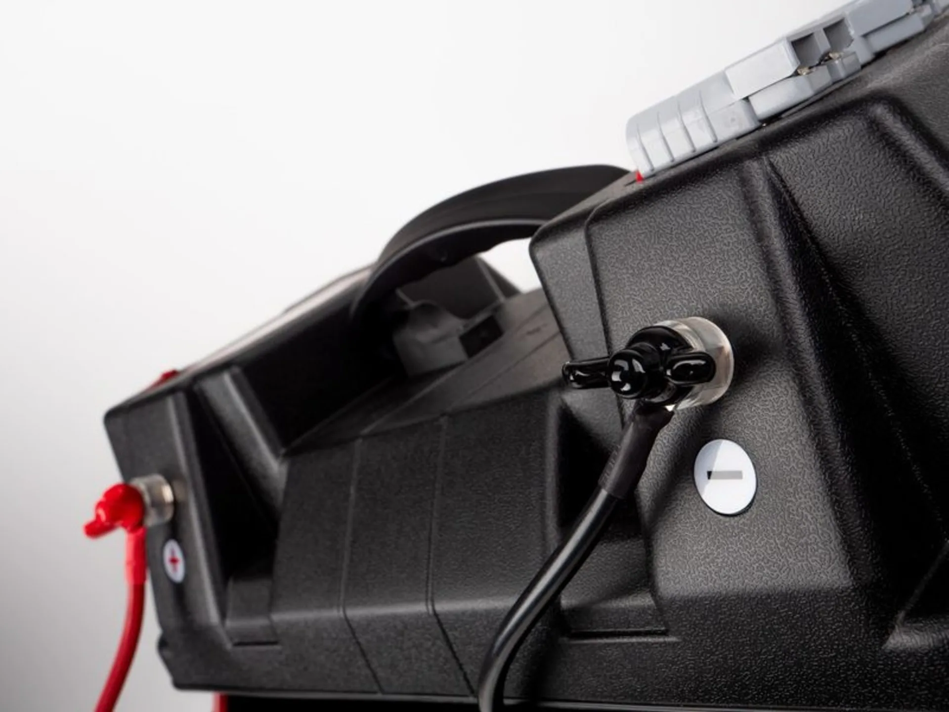 Carbest Batteriebox Energy-Station mit Aussenklemmen und Multifunktionsanschlüssen