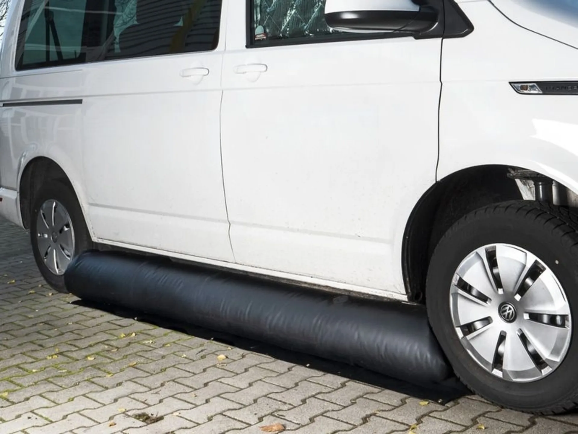 Aufblasbarer Windschutz für Campingbusse - Schutz vor Zugluft beim Sitzen