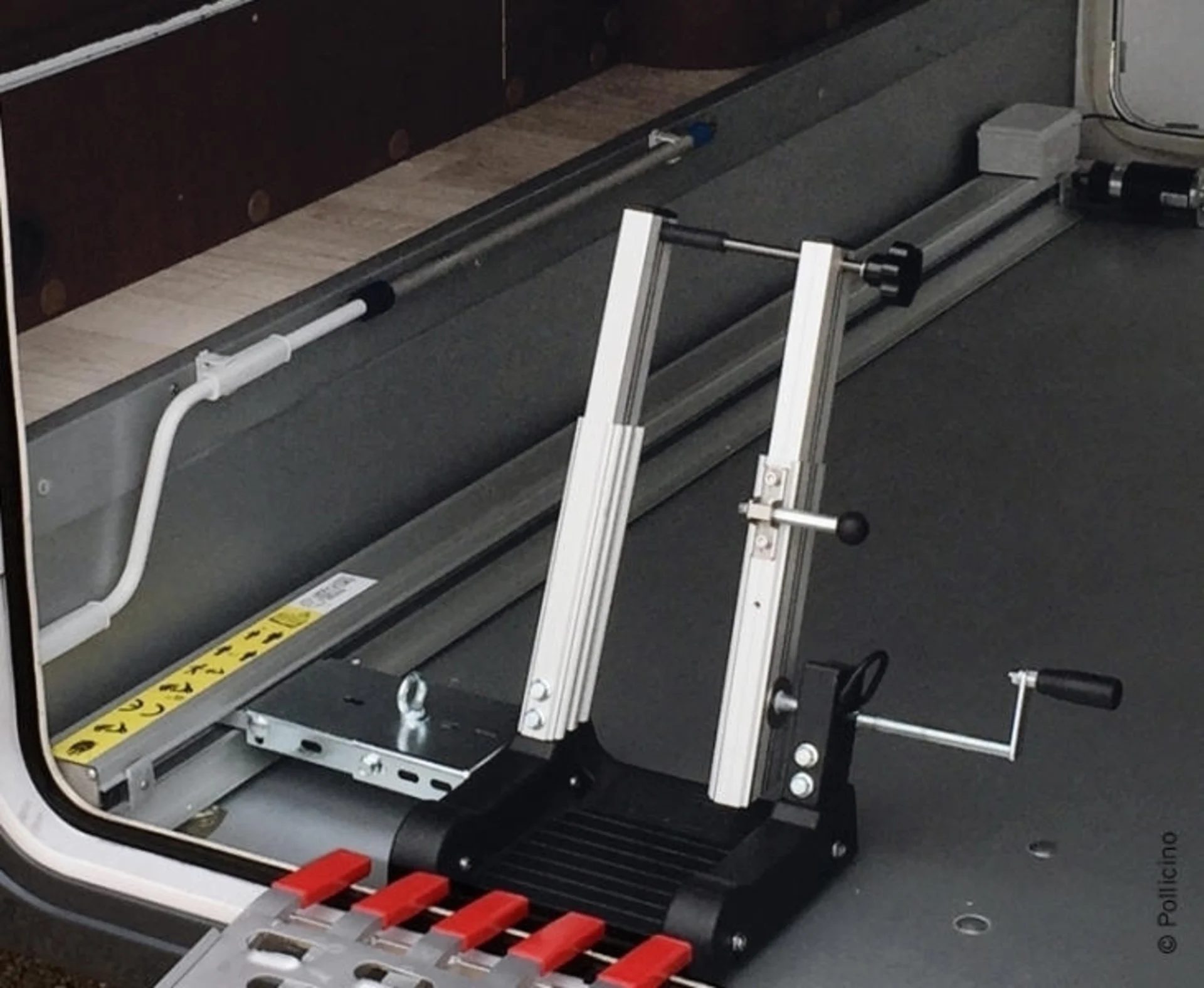 Rail (1,90 m) avec entraînement électrique pour charger des scooters dans le garage arrière