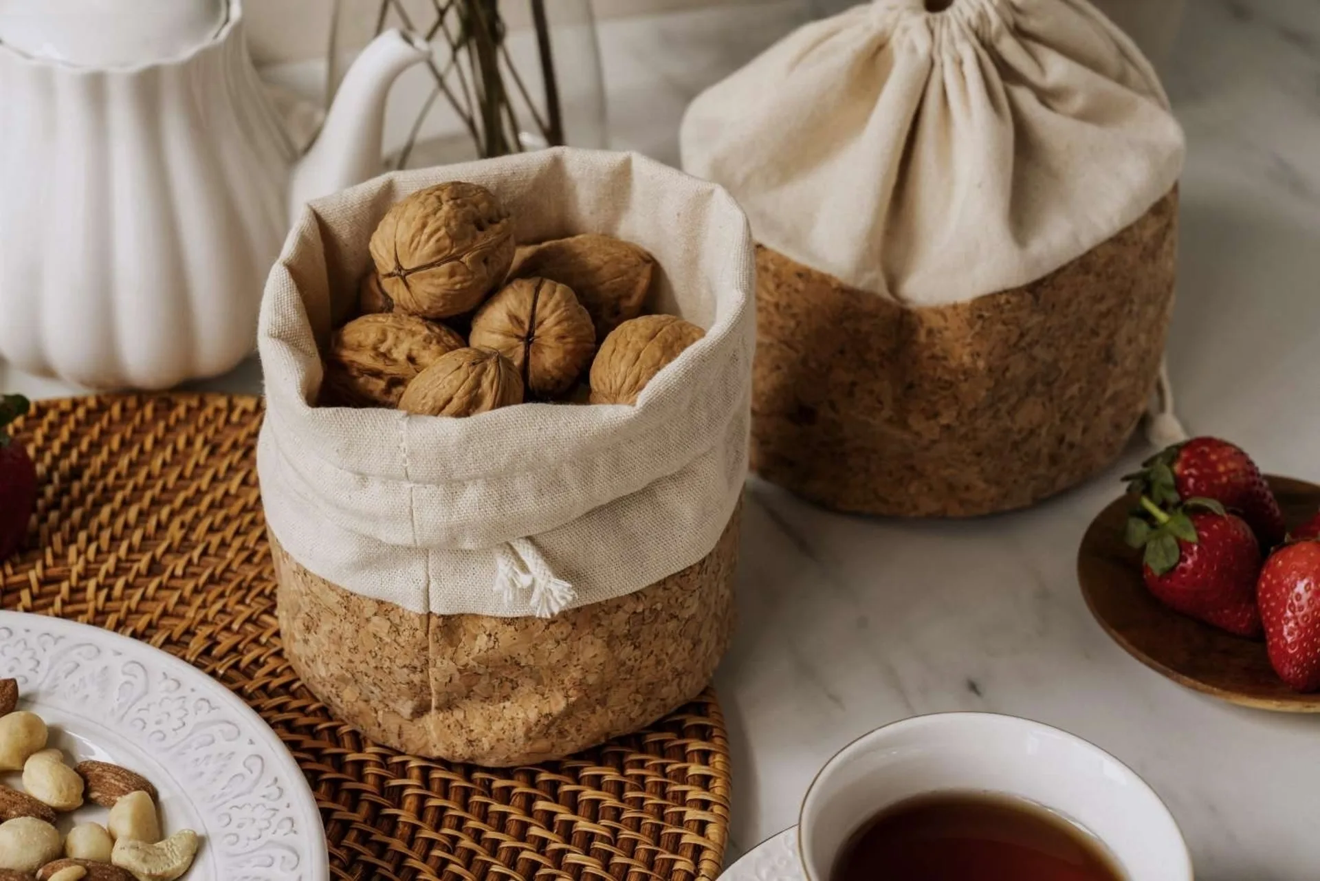 Nuts Innovations : sac à pain « Corbeille de fruits » en liège avec cordon, petit format