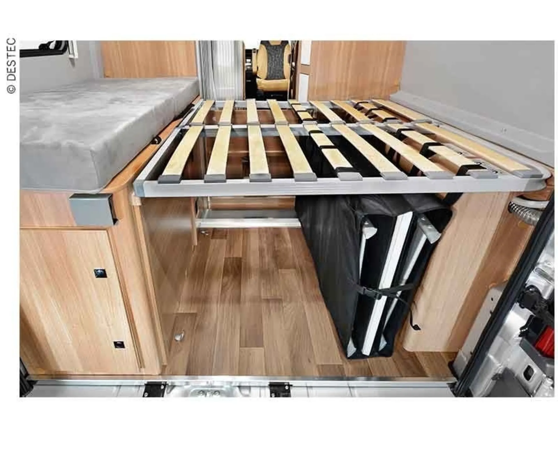 Le coffre à poussière sous le lit - une aide au rangement pour le camping-car