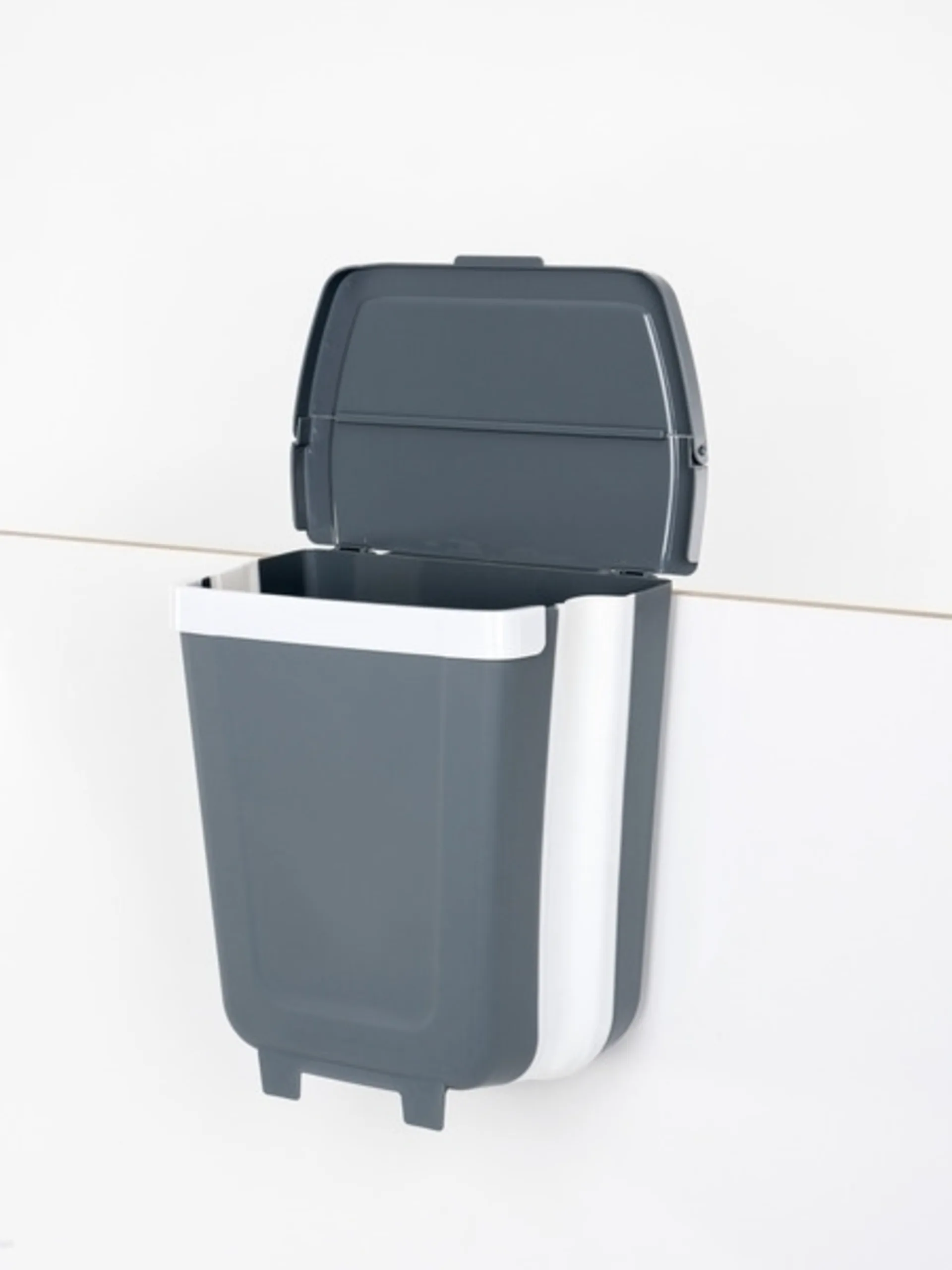 Poubelle pliable avec couvercle à accrocher - 8 litres Poubelle pliable avec couvercle à accrocher - 8 litres