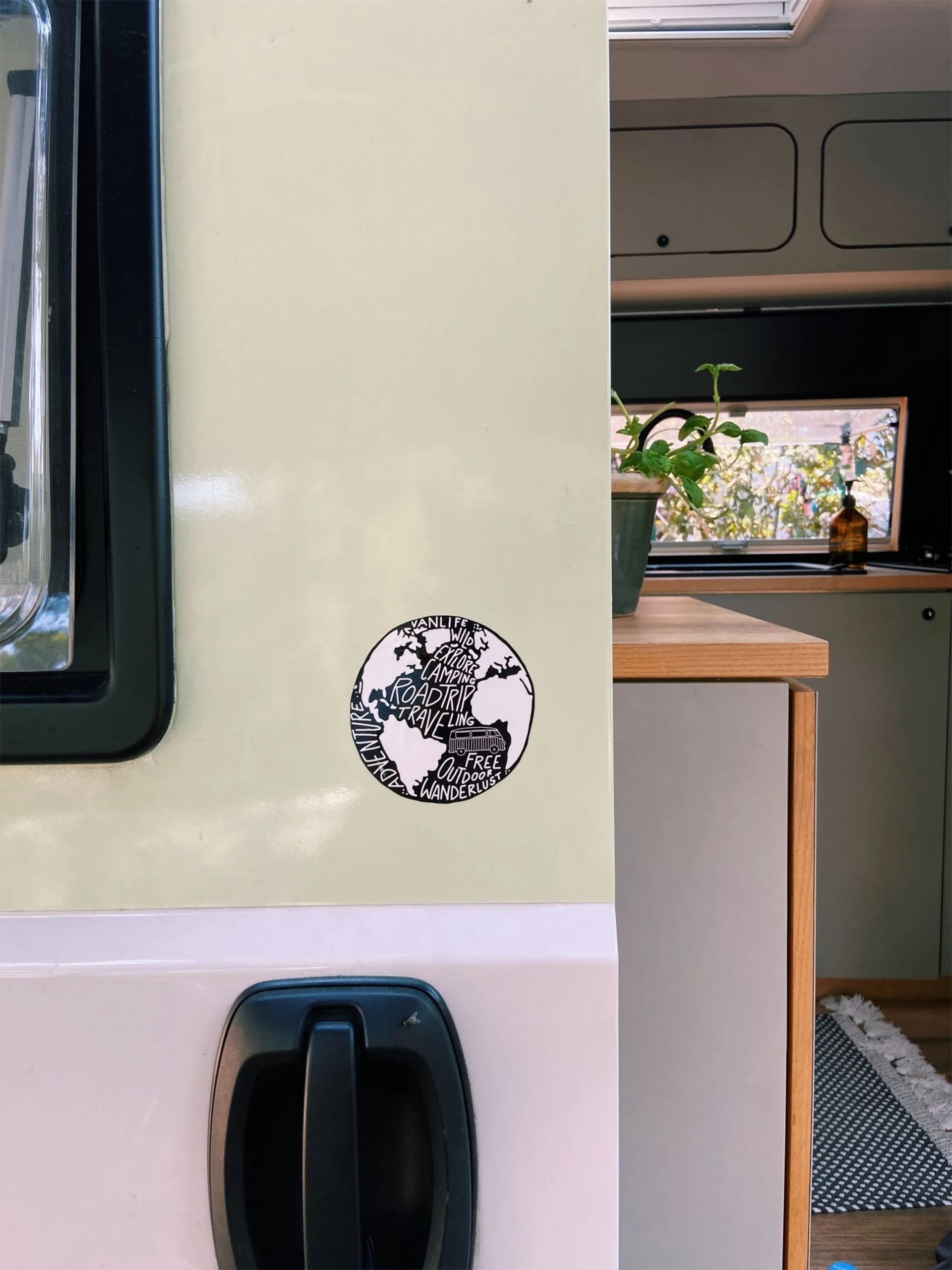 Advanture Shop : autocollant globe terrestre pour voiture, 10 x 10 cm Advanture Shop : autocollant globe terrestre pour voiture, 10 x 10 cm