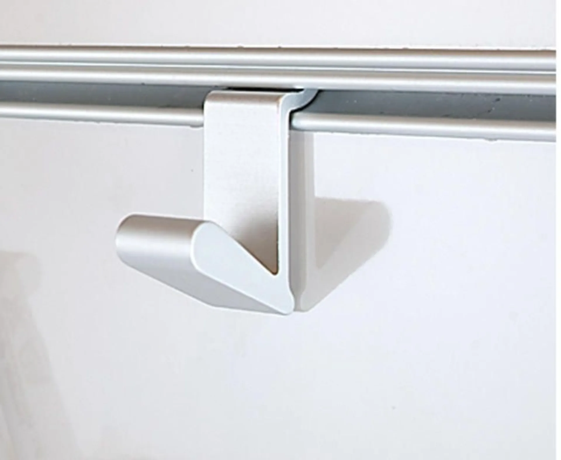 Crochet en aluminium argenté pour barre profilée (53425) des extensions Reimo